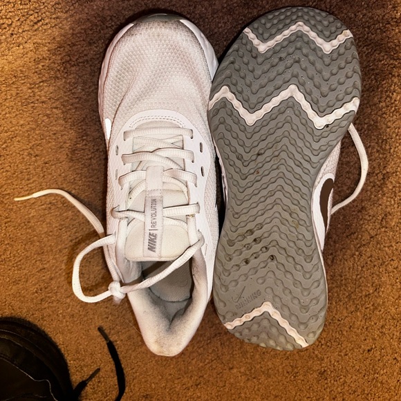 Women’s Nike, worn but not a lot. Did just wash them size 7.5 - Picture 4 of 4